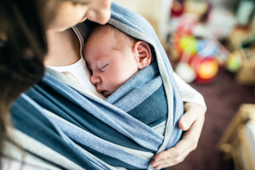 Los beneficios del porteo para bebé y porteador